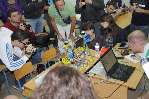 Fotografía da demostración dunha impresora 3D construída na barcamp Castelao de Vigo