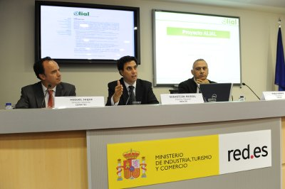 De esq. a dta. Miguel Jaque, Sebastián Muriel e Pablo Gómez durante a presentación