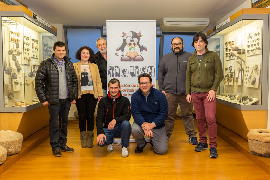 Fotografía do equipo durante o acto de presentación